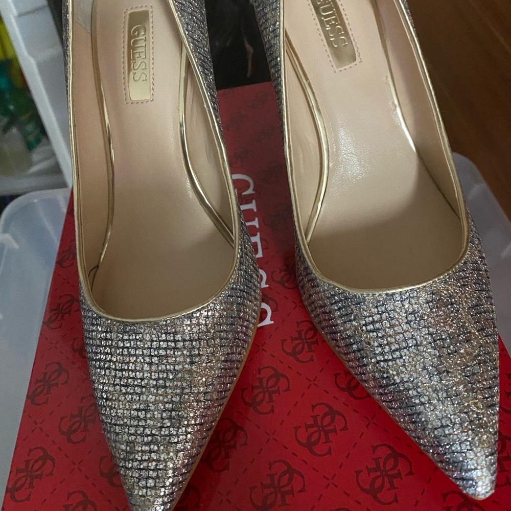 Guess pump shoes